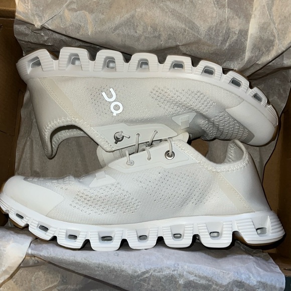 ON cloud Men’s size 7 BUT fit a woman’s size 9 perfectly! - Picture 1 of 3
